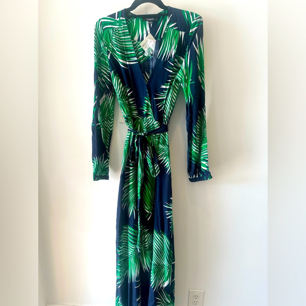 Beautiful long flowy dress, palm flowers, great for vacation or everyday